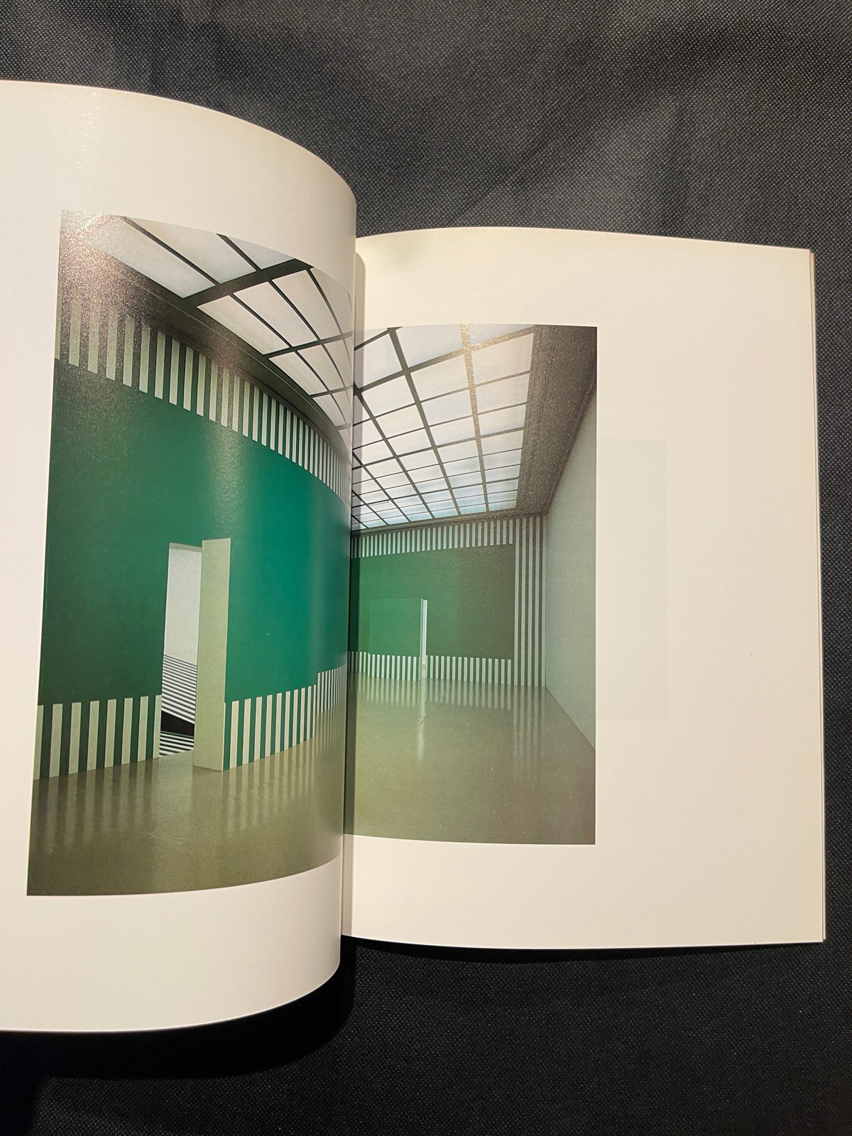 Title: Daniel Buren: Wo? Was? Wie? Arbeiten vor Ort. Kunstverein Hannover, 1992